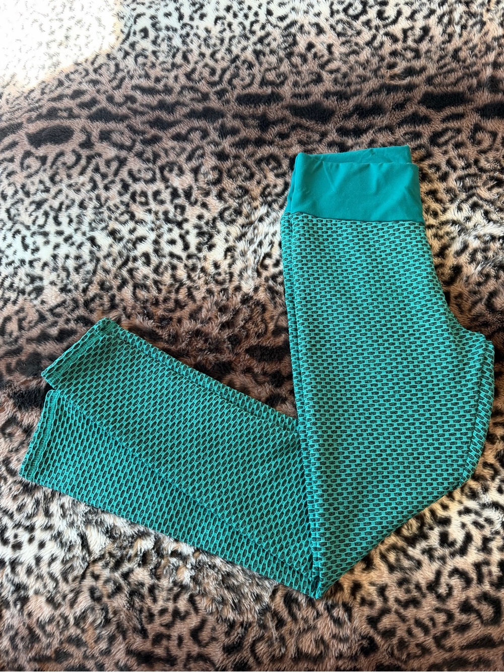 Very cool cinched rear Textured Teal Yoga girl Leggings L